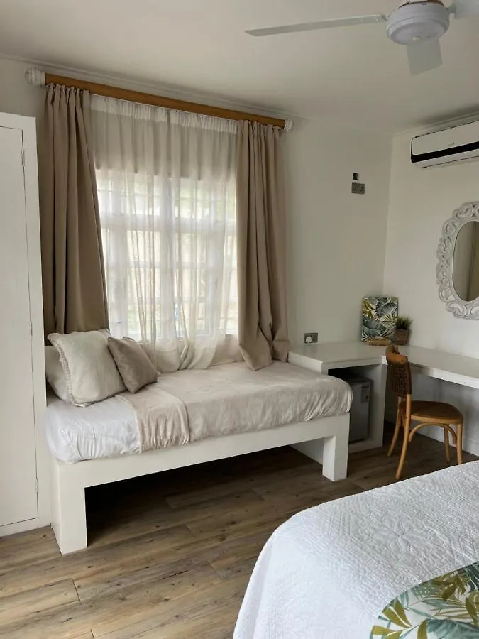 Bed & Breakfast The Runway Lodge Pointe La Rue